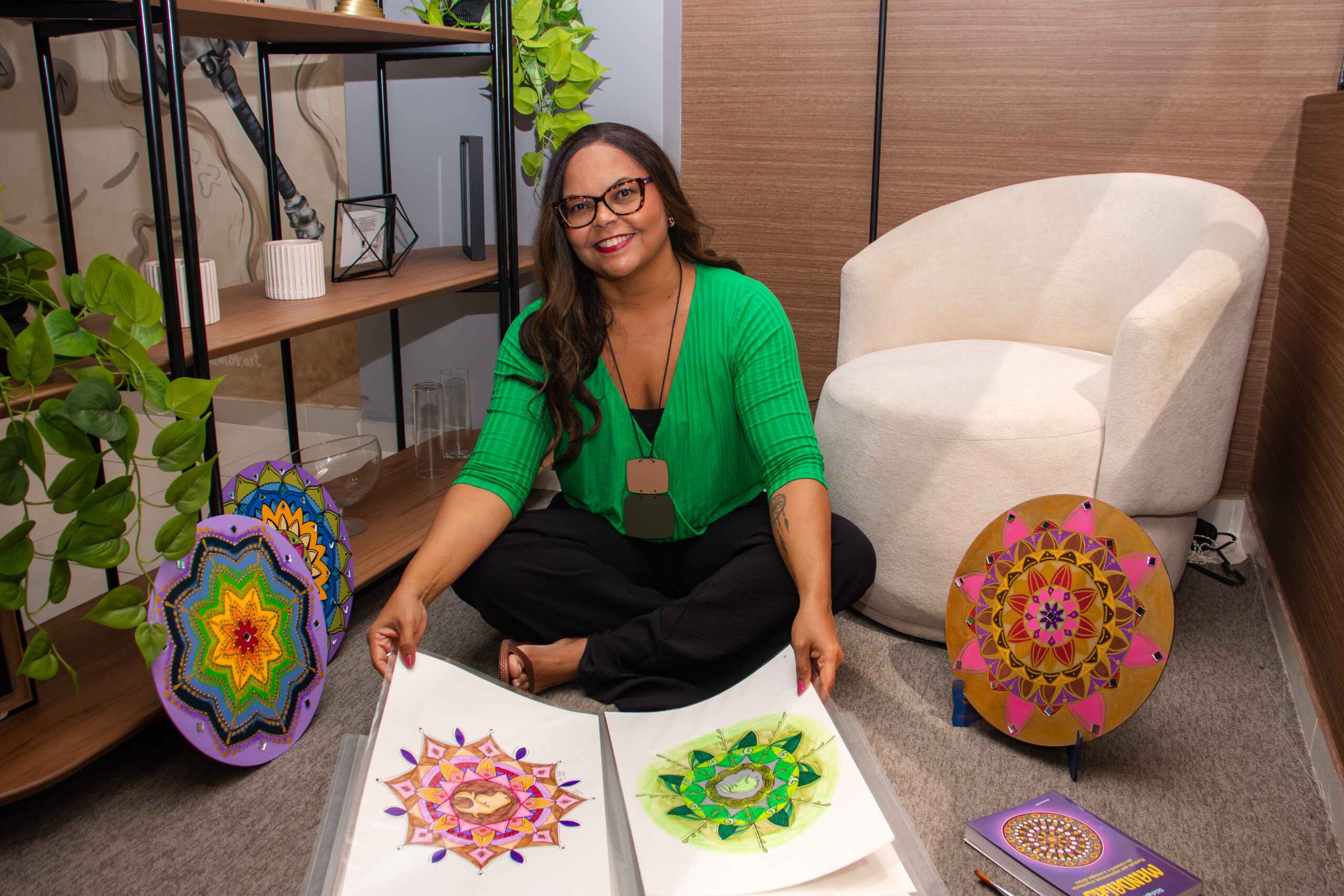 Isa Brito com mandalas