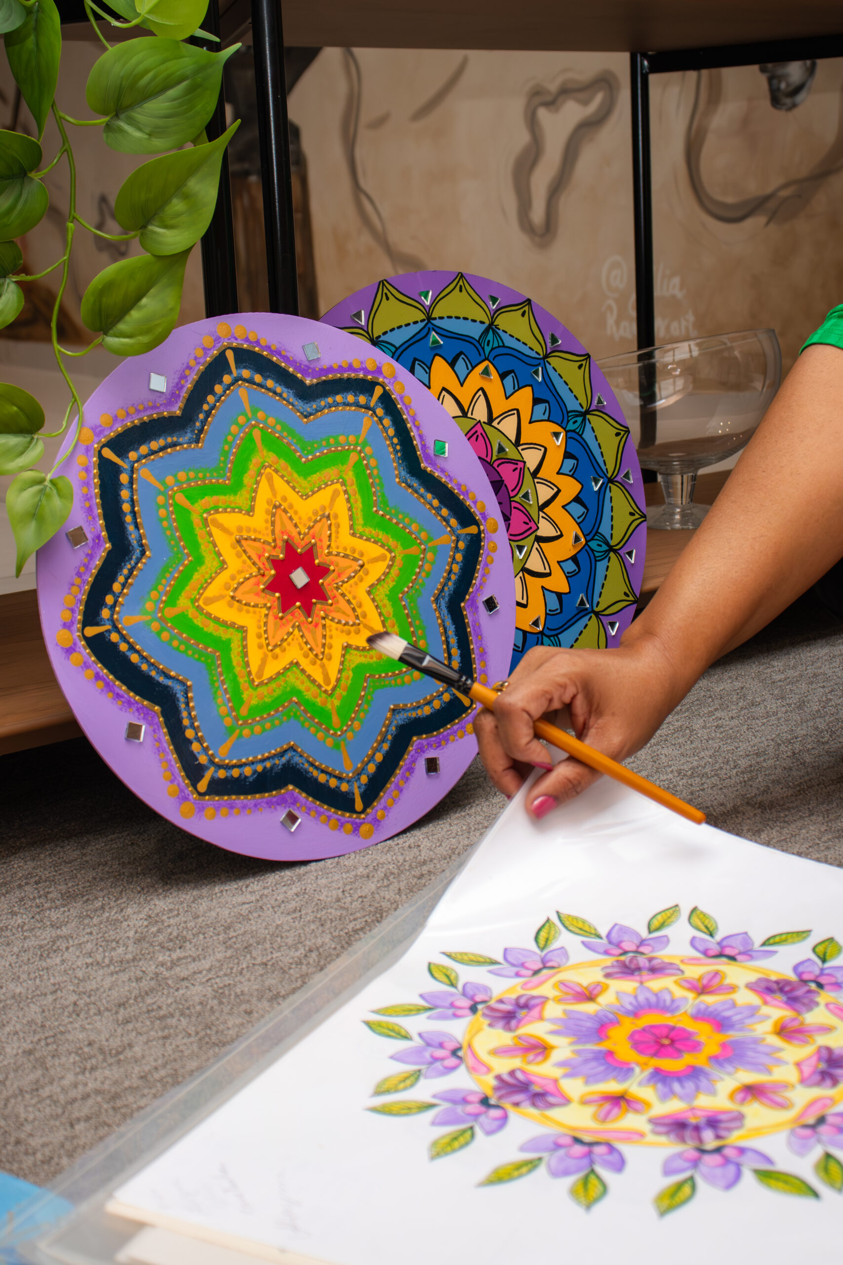 Isa Brito com mandalas